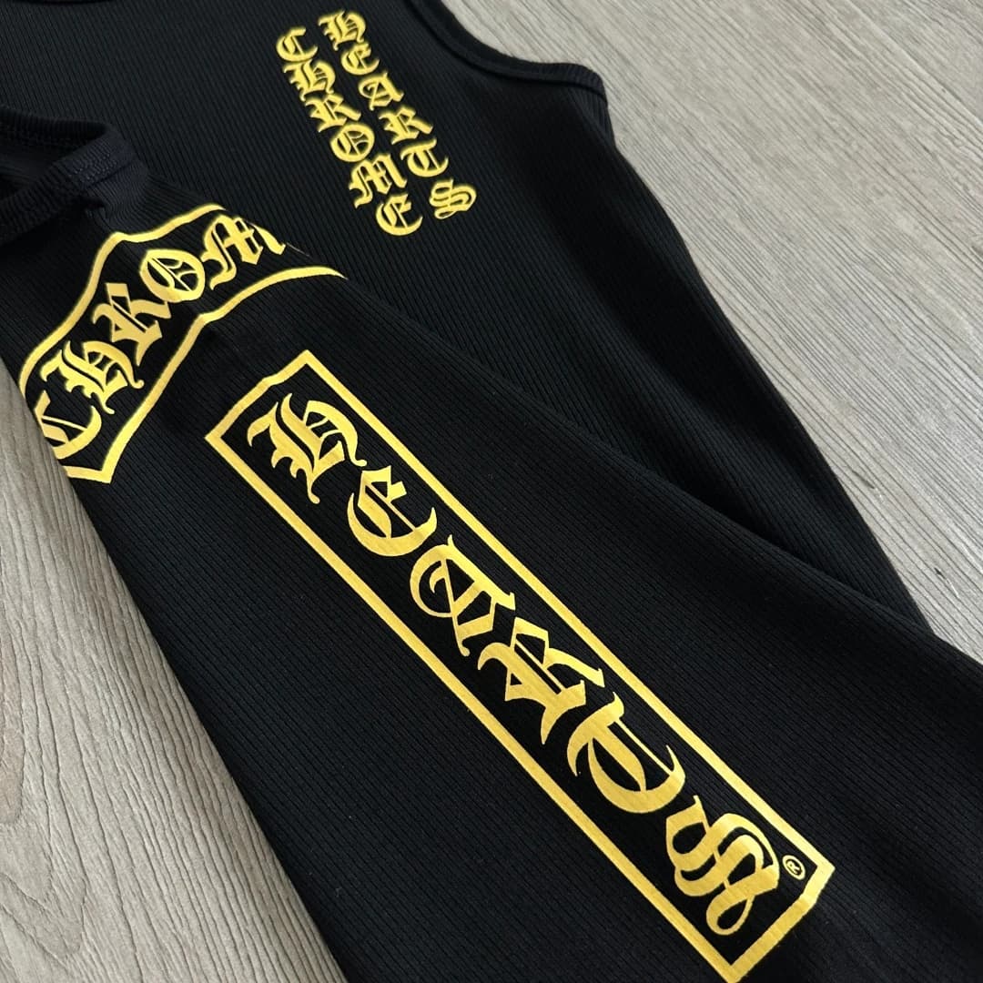 Деталь бокового принта в готическом стиле на майке Chrome Hearts