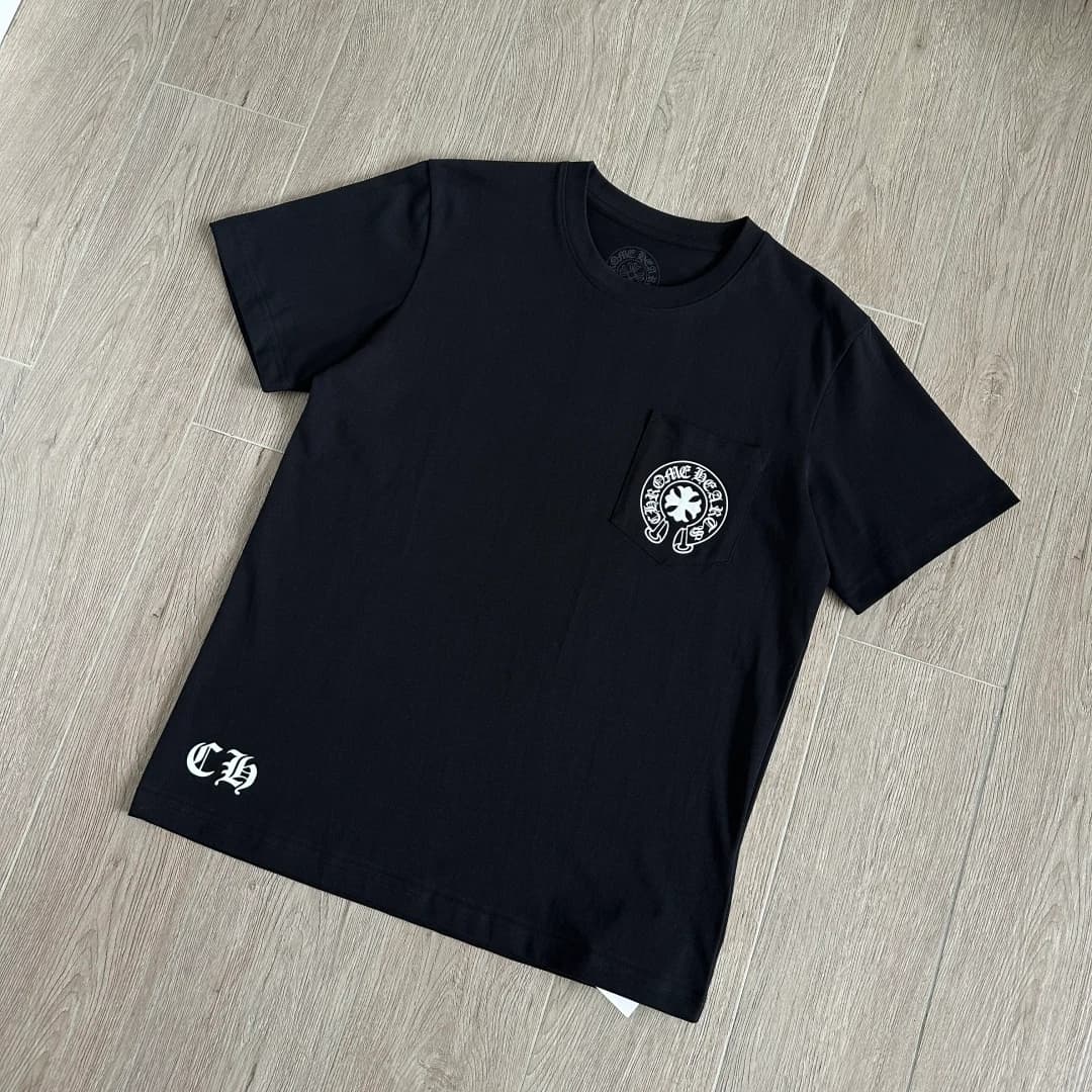 Черная футболка Chrome Hearts под углом, вид спереди