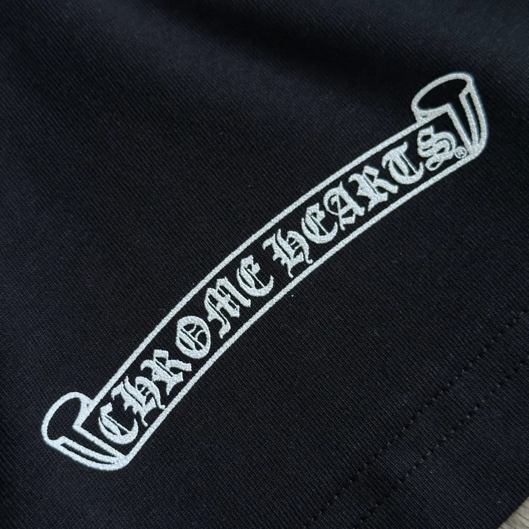 Логотип Chrome Hearts на рукаве черной футболки