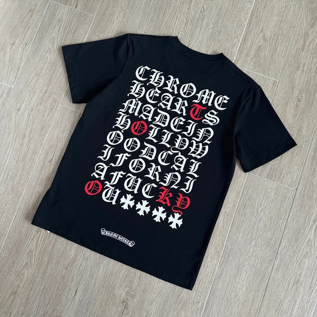 Черная футболка Chrome Hearts под углом, вид со спины
