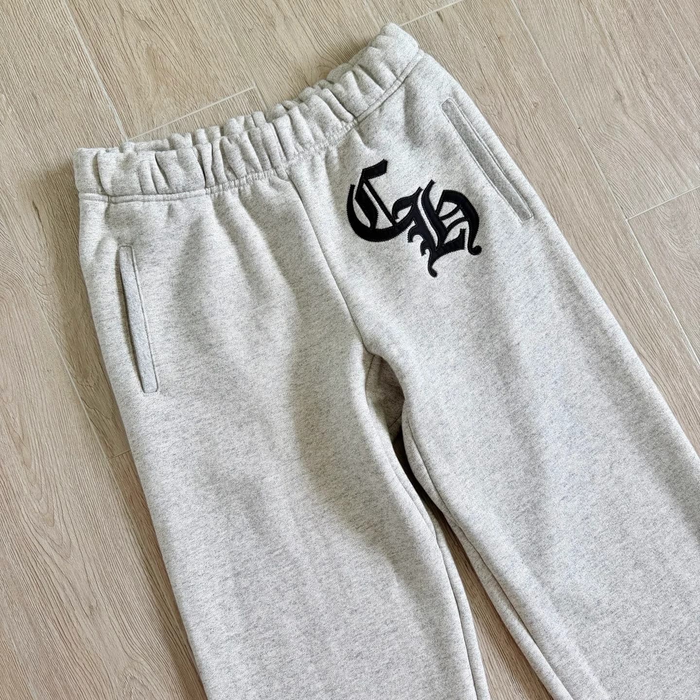 Верхняя часть серых спортивных штанов Chrome Hearts с вышивкой CH