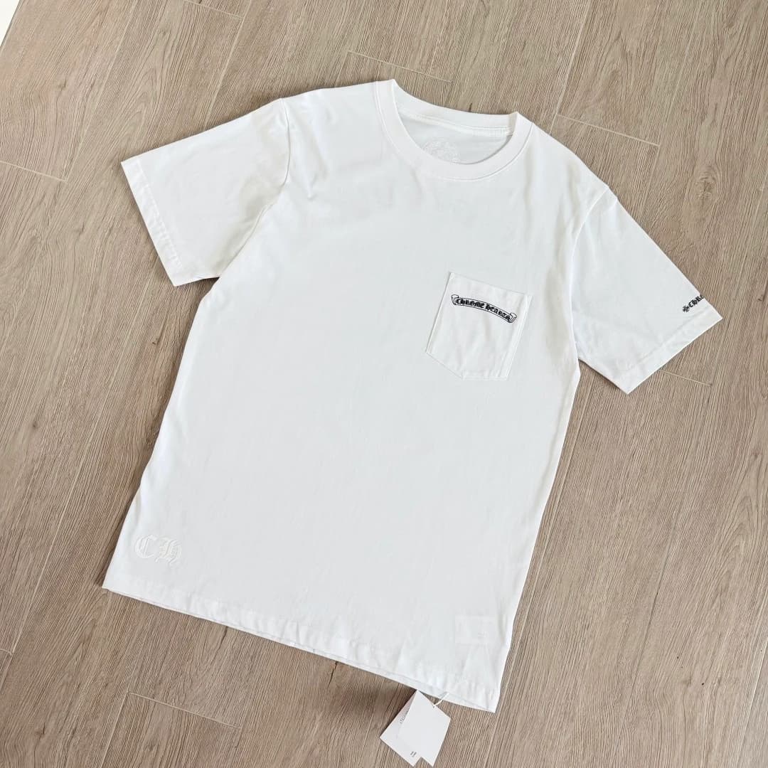Белая футболка Chrome Hearts Scroll Logo под углом