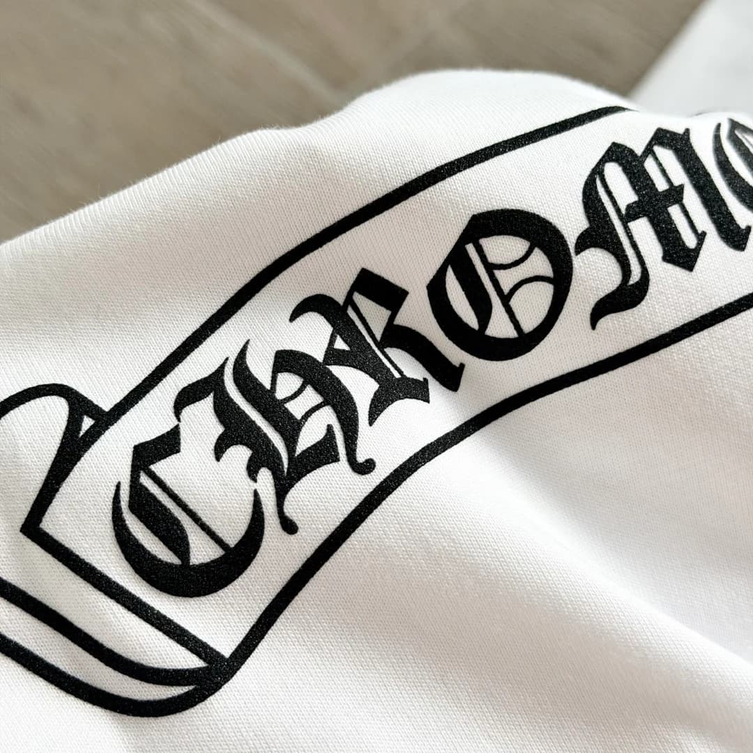 Деталь принта-свитка Chrome Hearts