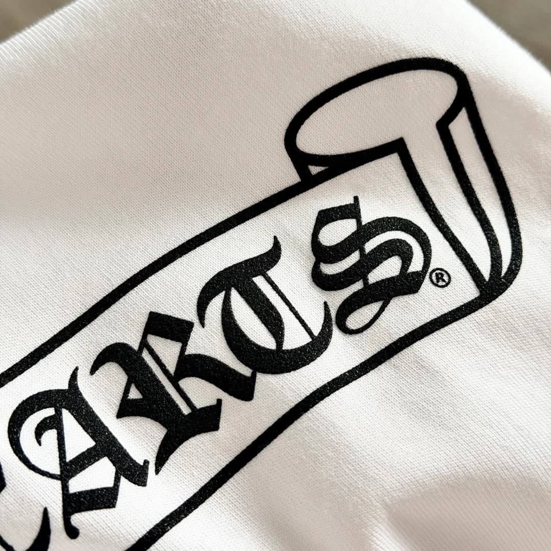 Крупный план принта Chrome Hearts