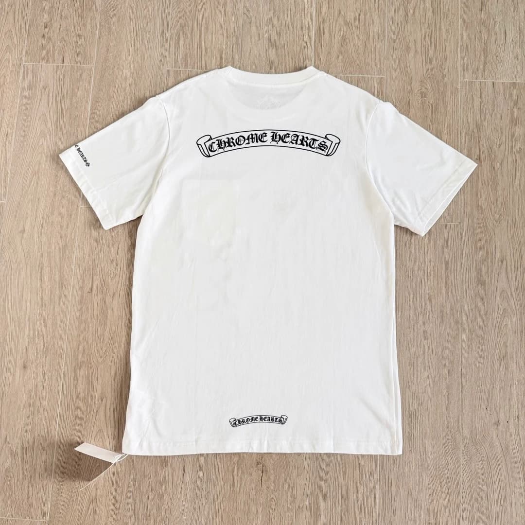 Белая футболка Chrome Hearts Scroll Logo, вид сзади