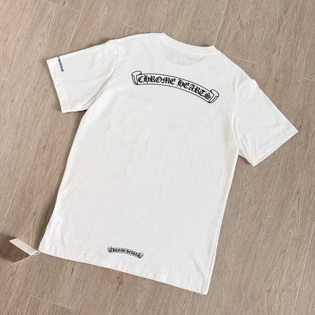Белая футболка Chrome Hearts Scroll Logo сзади под углом