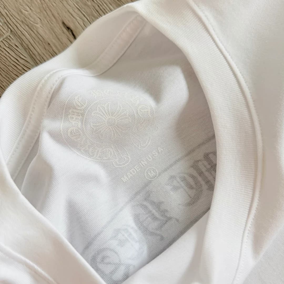 Бирка на воротнике белой футболки Chrome Hearts