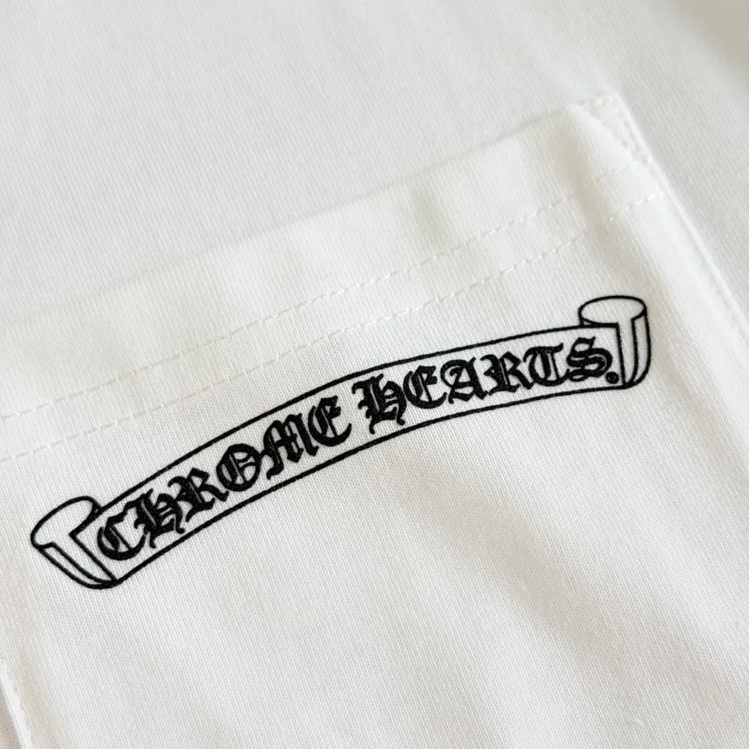 Накладной карман с принтом на белой футболке Chrome Hearts