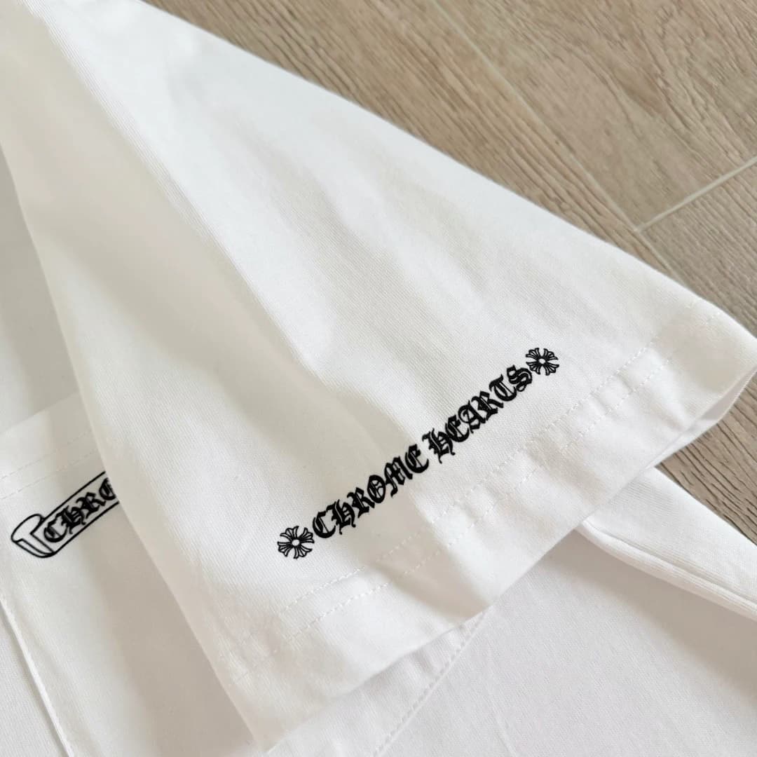 Принт на рукаве белой футболки Chrome Hearts