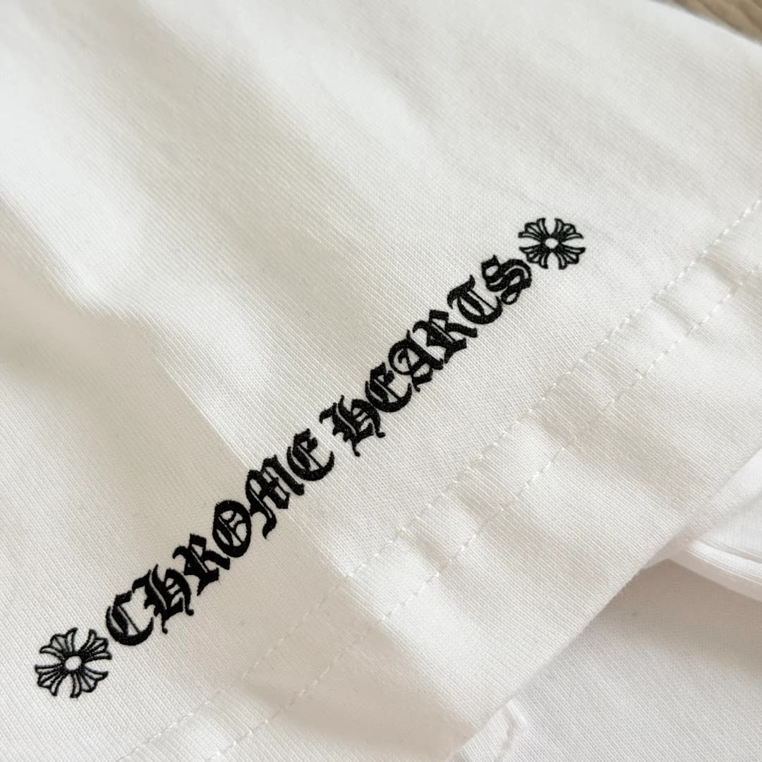 Деталь принта на рукаве белой футболки Chrome Hearts