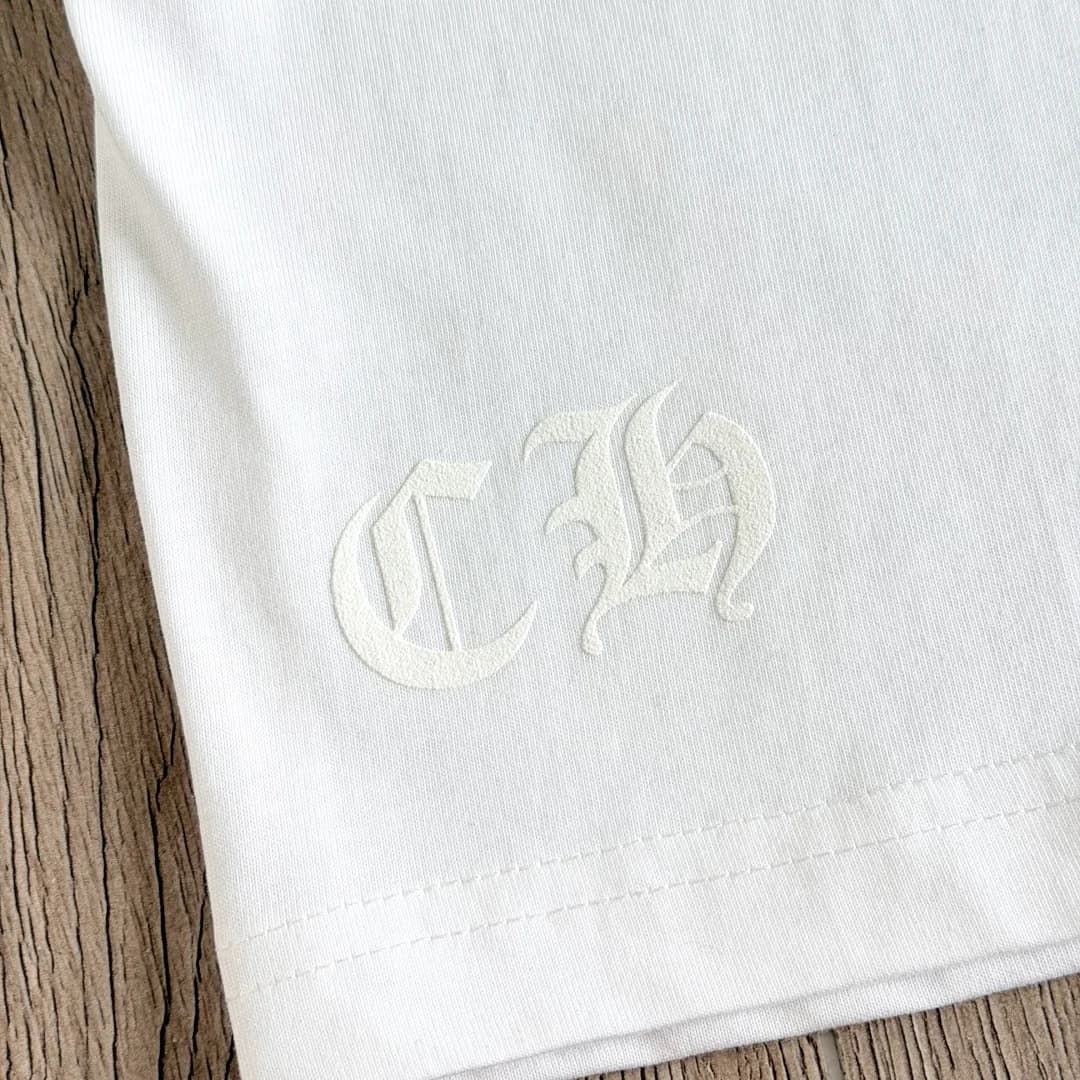 Тисненый логотип CH на белой футболке Chrome Hearts