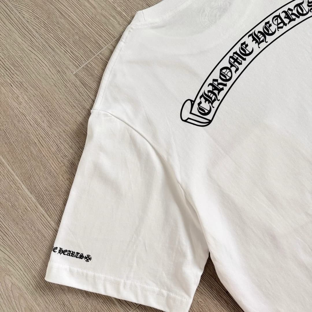 Принт на спине белой футболки Chrome Hearts