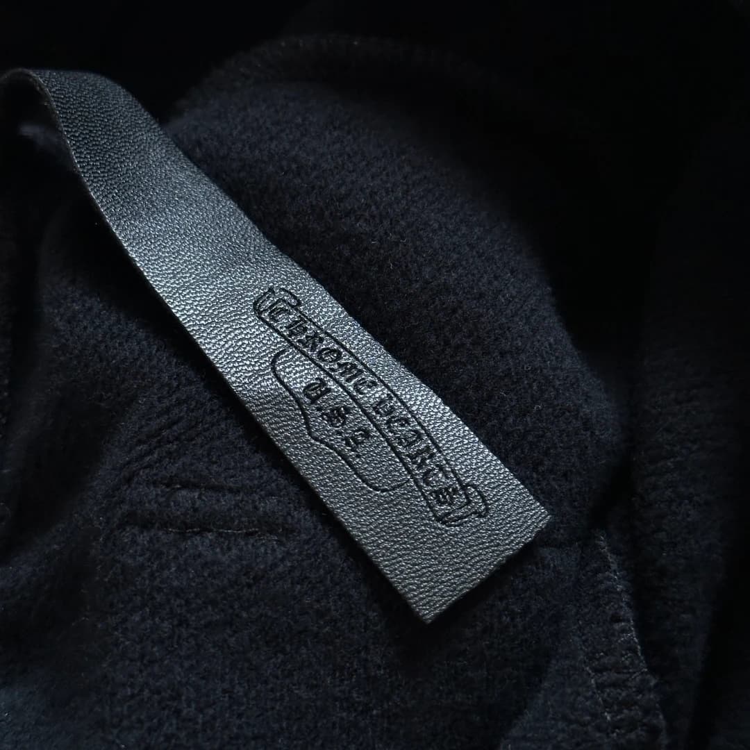 Кожаный ярлык Chrome Hearts на внутренней стороне штанов