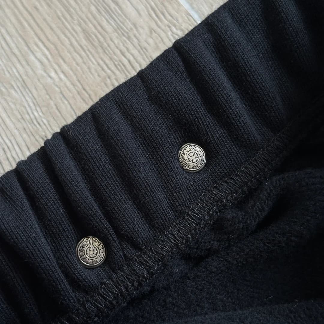 Металлические заклепки с гравировкой на поясе штанов Chrome Hearts