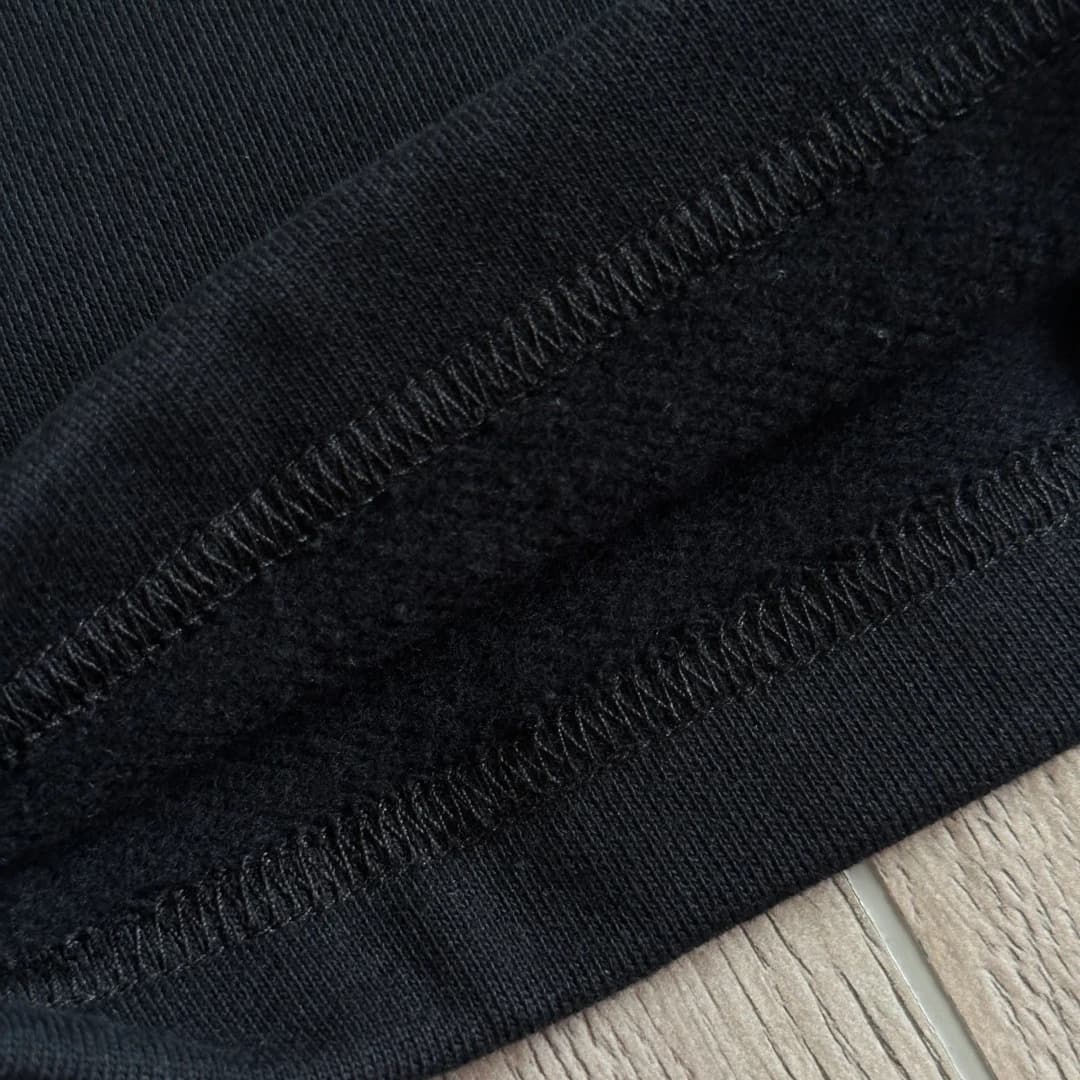 Текстура флисовой изнанки черных штанов Chrome Hearts