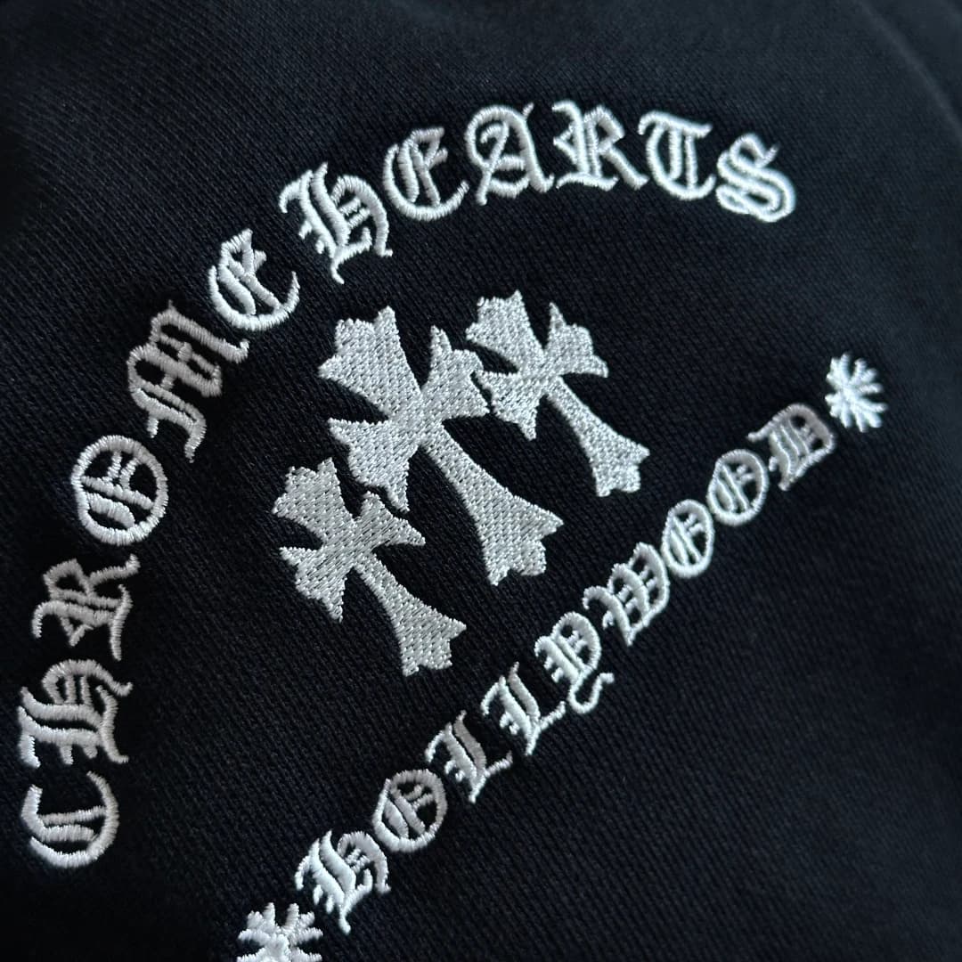 Контрастная вышивка с крестами и надписью Chrome Hearts Hollywood