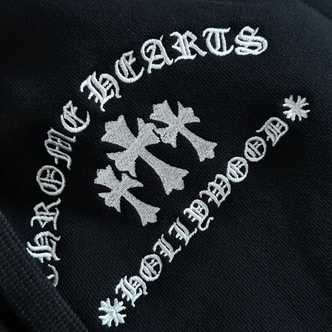 Крупный план вышивки с логотипом Chrome Hearts