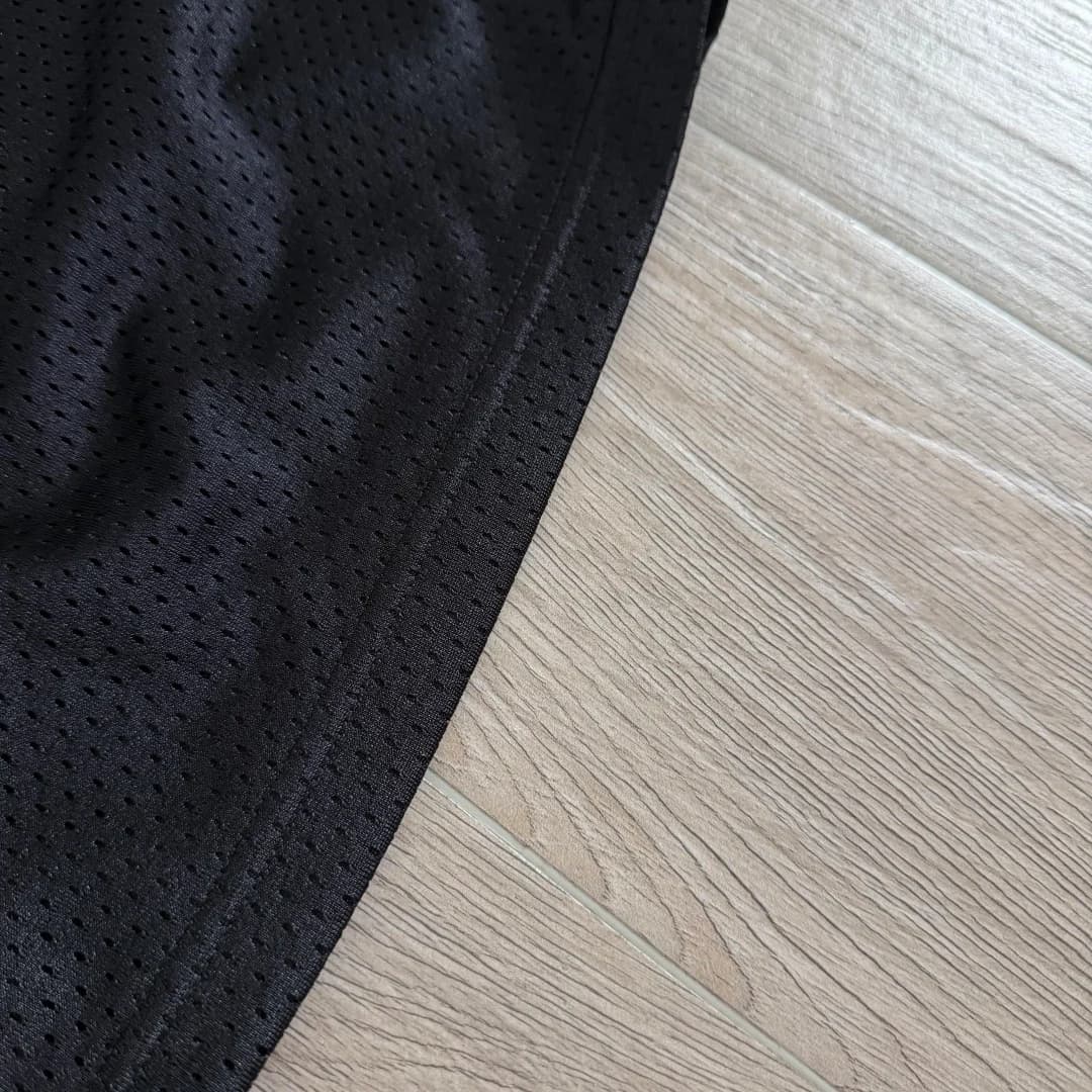 Край штанины черных сетчатых шорт Chrome Hearts