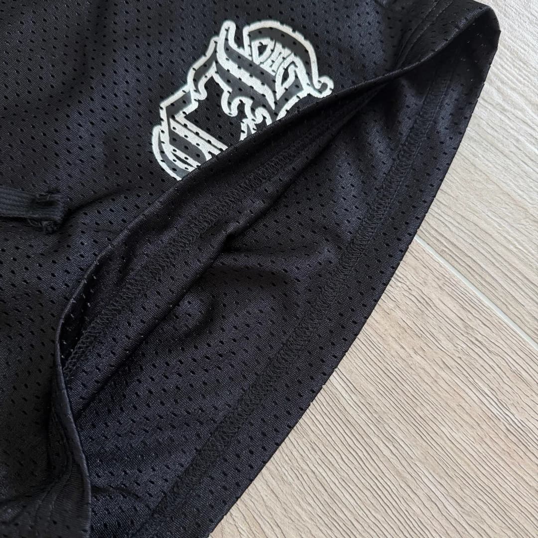 Крупный план двухслойной сетчатой ткани шорт Chrome Hearts