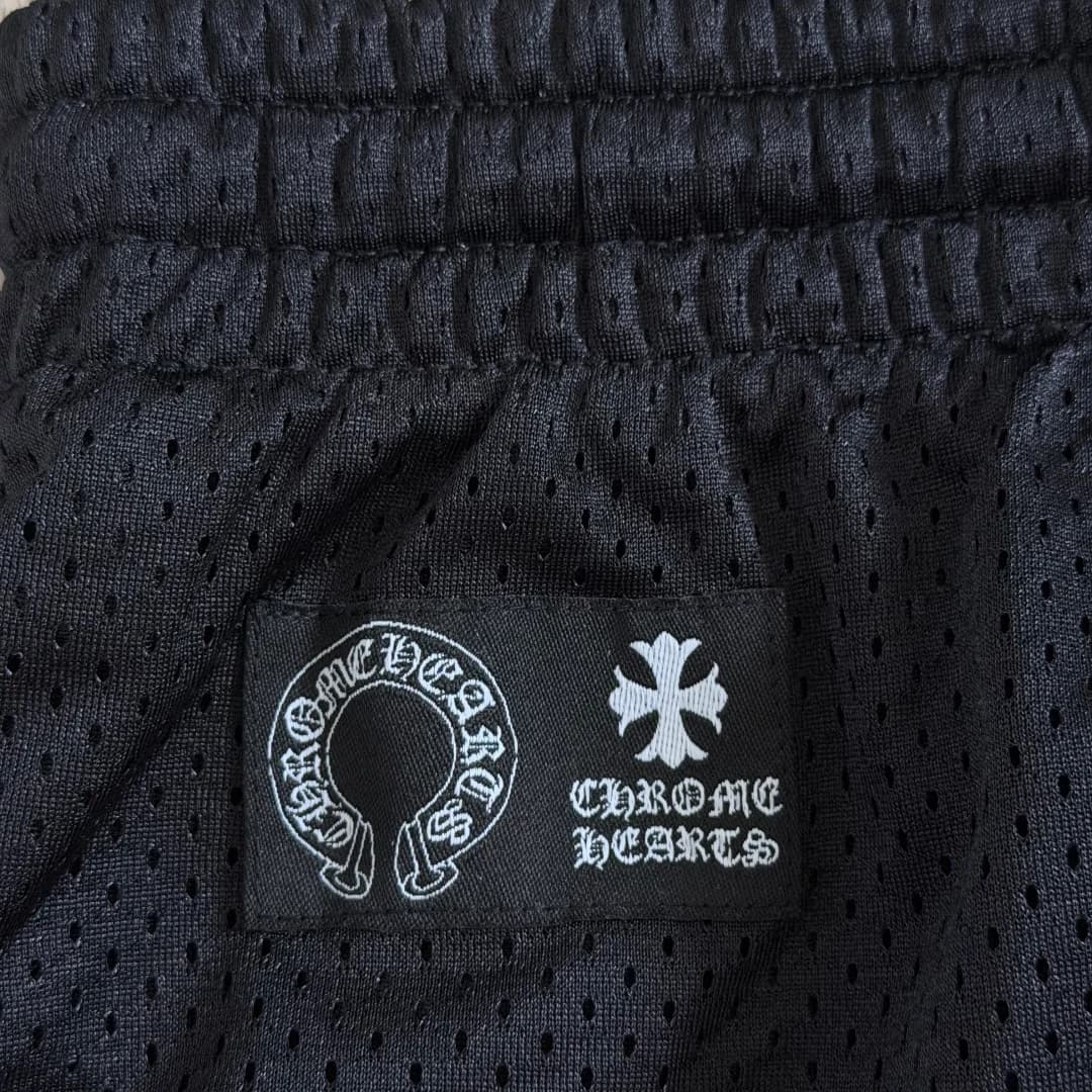 Фирменная нашивка Chrome Hearts на шортах