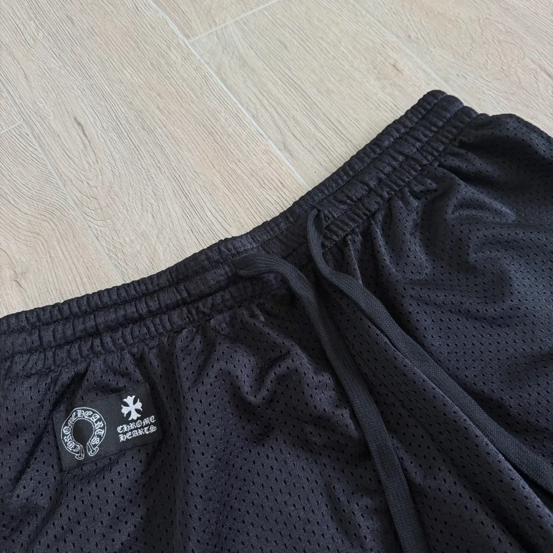 Деталь пояса и нашивки черных шорт Chrome Hearts