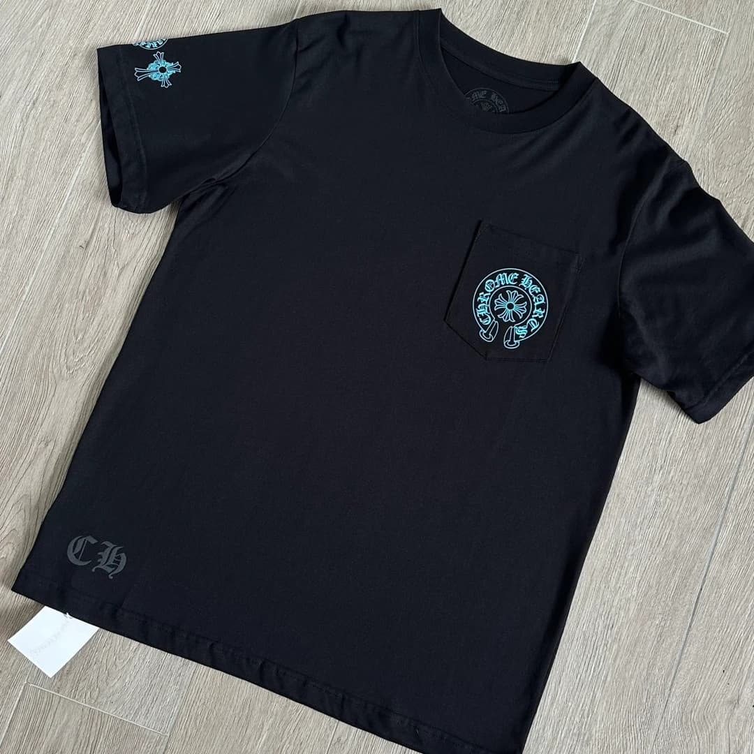 Черная футболка Chrome Hearts CH23SS под углом
