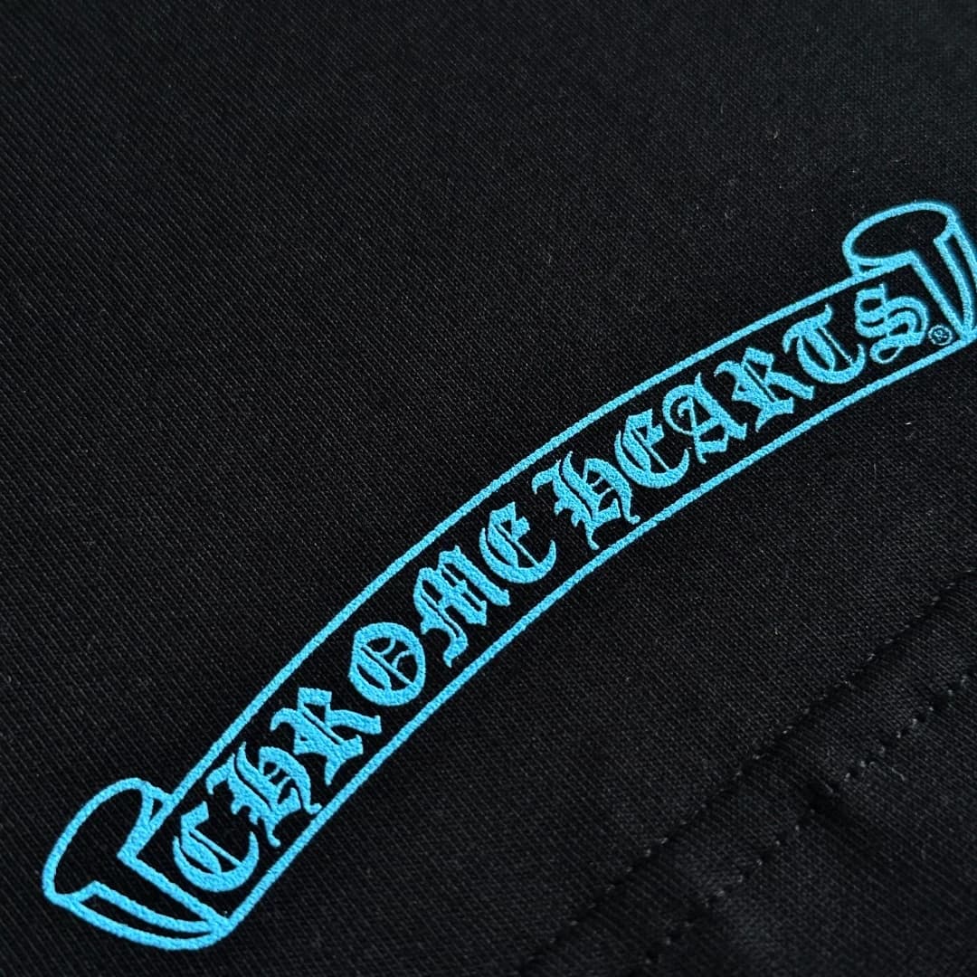 Текстовый принт Chrome Hearts на нижнем крае черной футболки