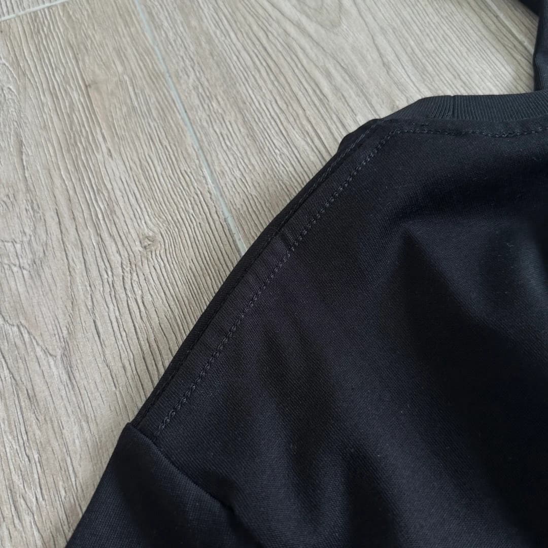 Деталь плечевого шва черной футболки Chrome Hearts CH23SS