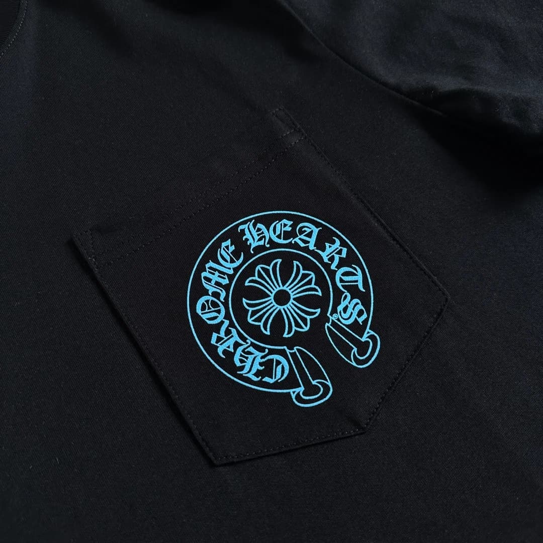 Накладной карман с принтом на черной футболке Chrome Hearts CH23SS