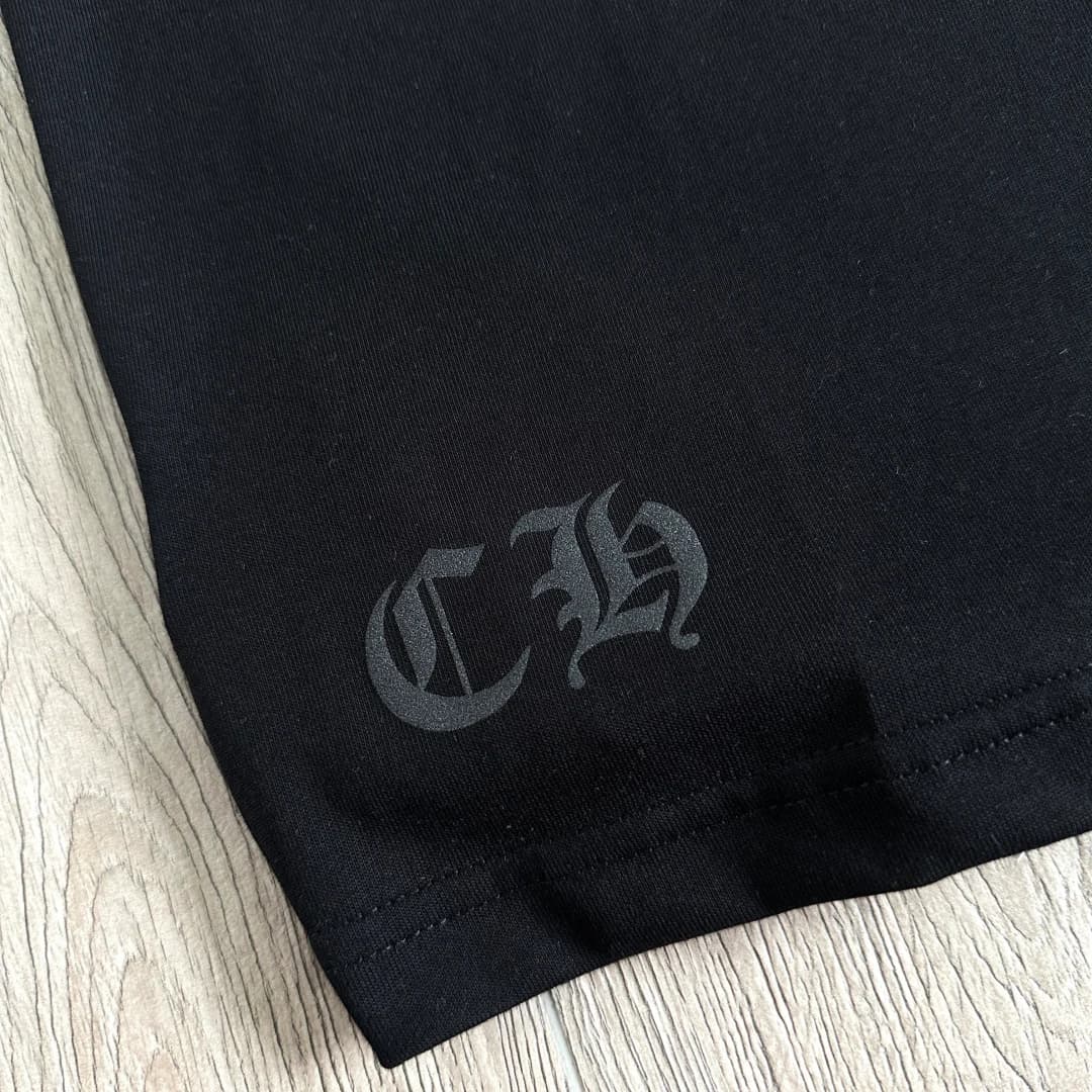 Принт CH внизу черной футболки Chrome Hearts CH23SS