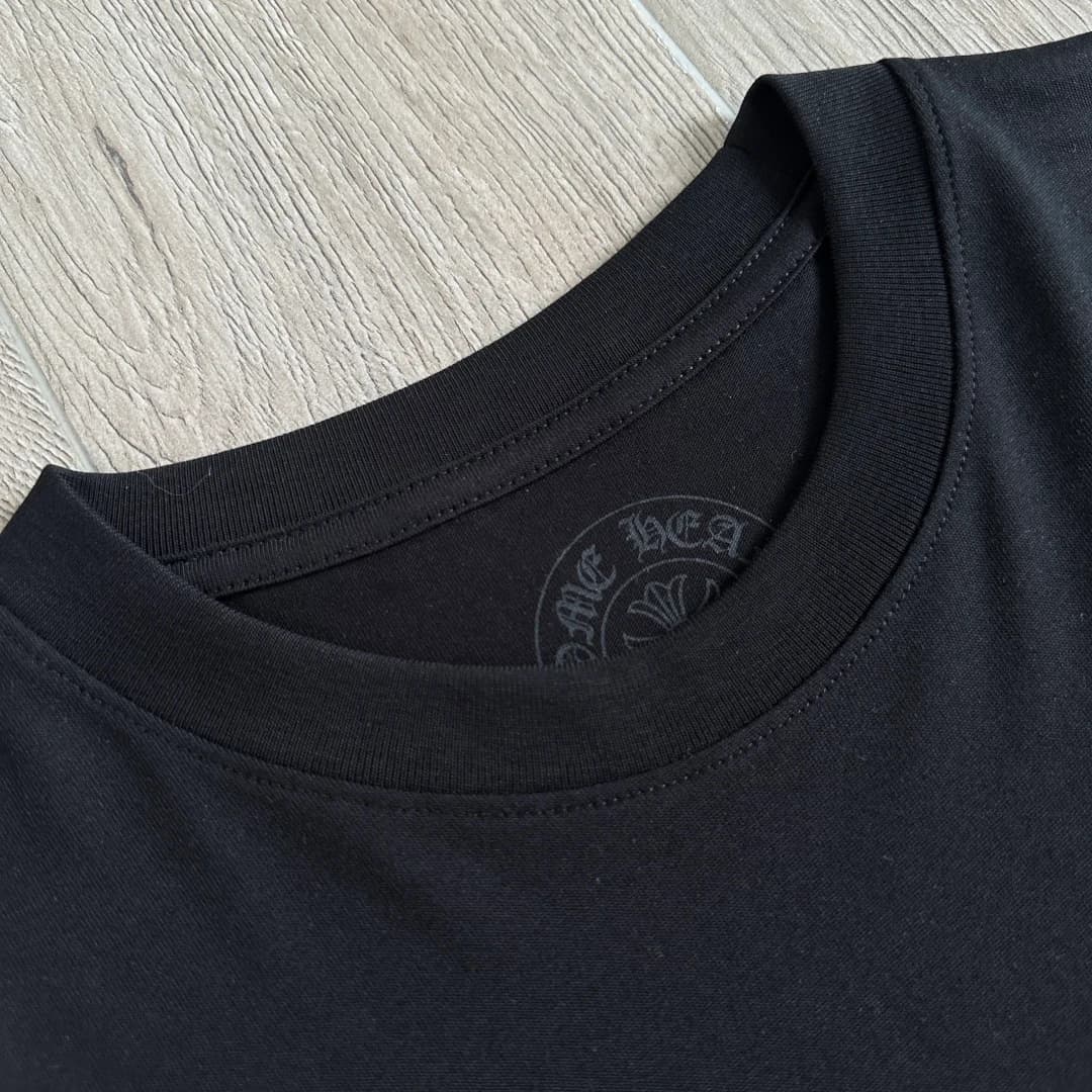 Круглый вырез горловины черной футболки Chrome Hearts CH23SS