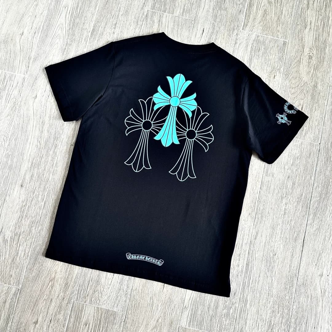 Черная футболка Chrome Hearts CH23SS сзади под углом