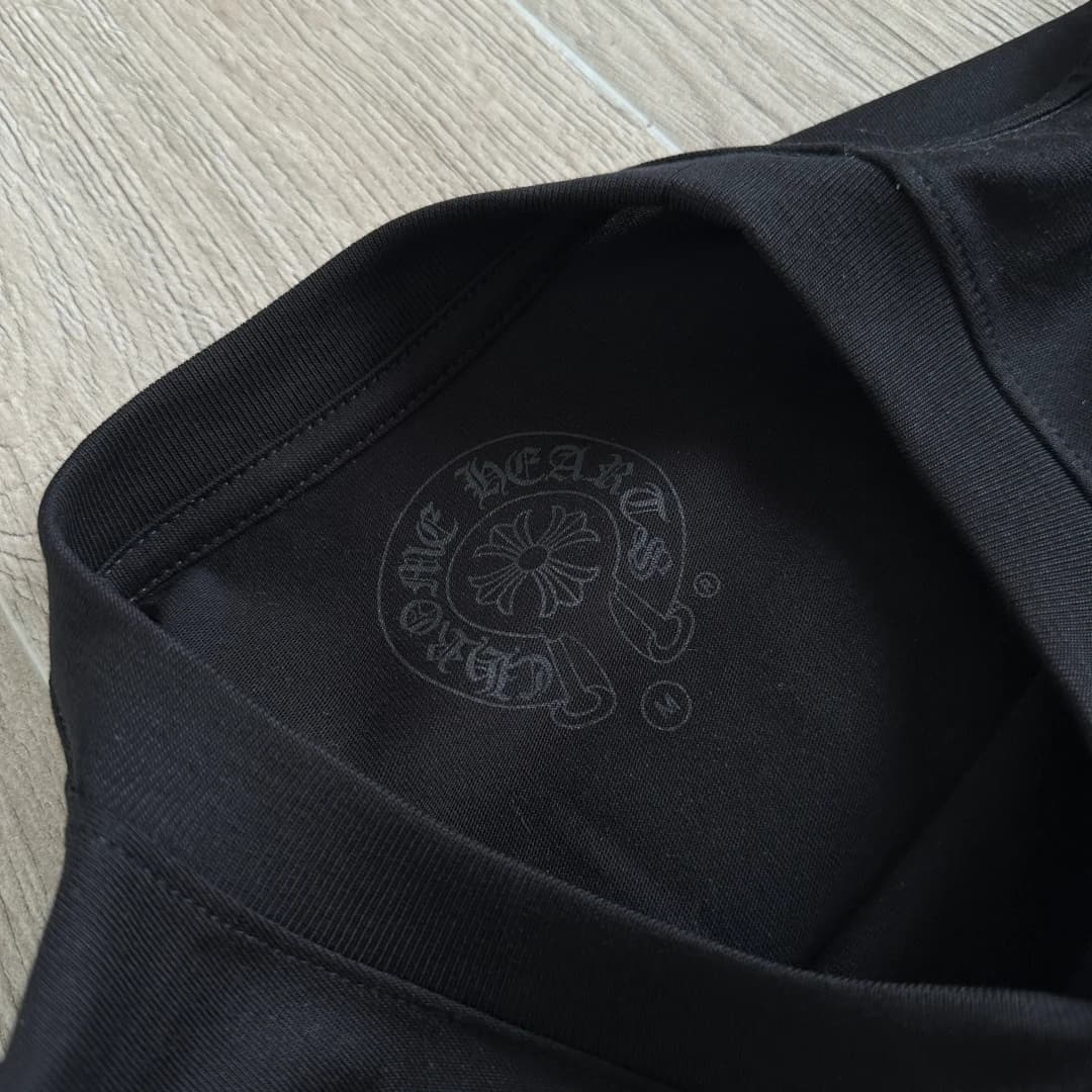 Внутренний принт на воротнике черной футболки Chrome Hearts CH23SS
