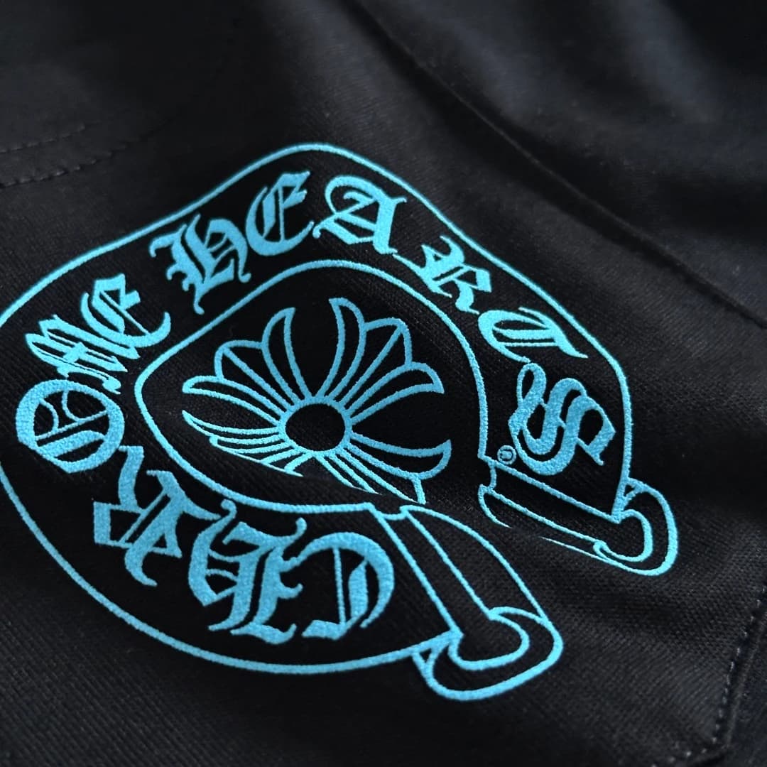 Принт на кармане черной футболки Chrome Hearts CH23SS