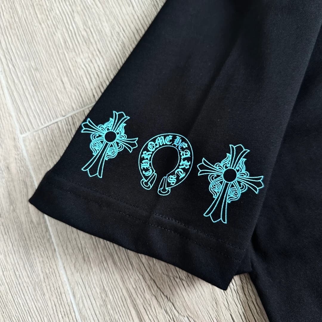 Принт на рукаве черной футболки Chrome Hearts CH23SS