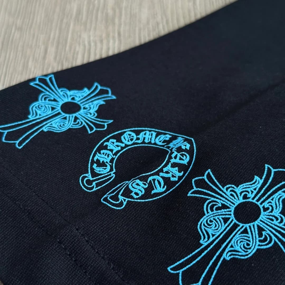 Деталь принта на рукаве черной футболки Chrome Hearts CH23SS