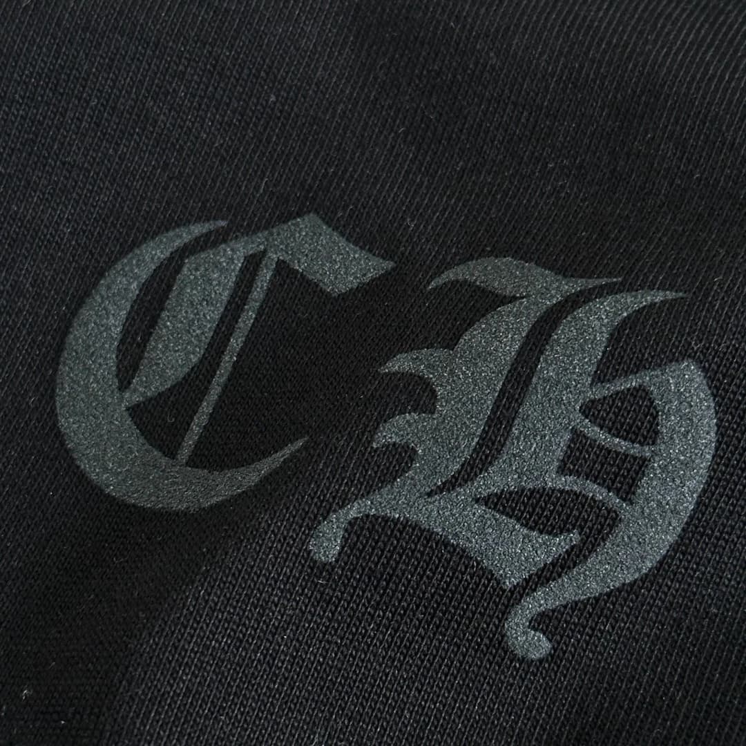 Принт CH на нижней части черной футболки Chrome Hearts CH23SS