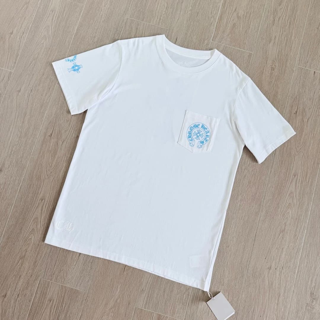 Белая футболка Chrome Hearts CH23SS под углом