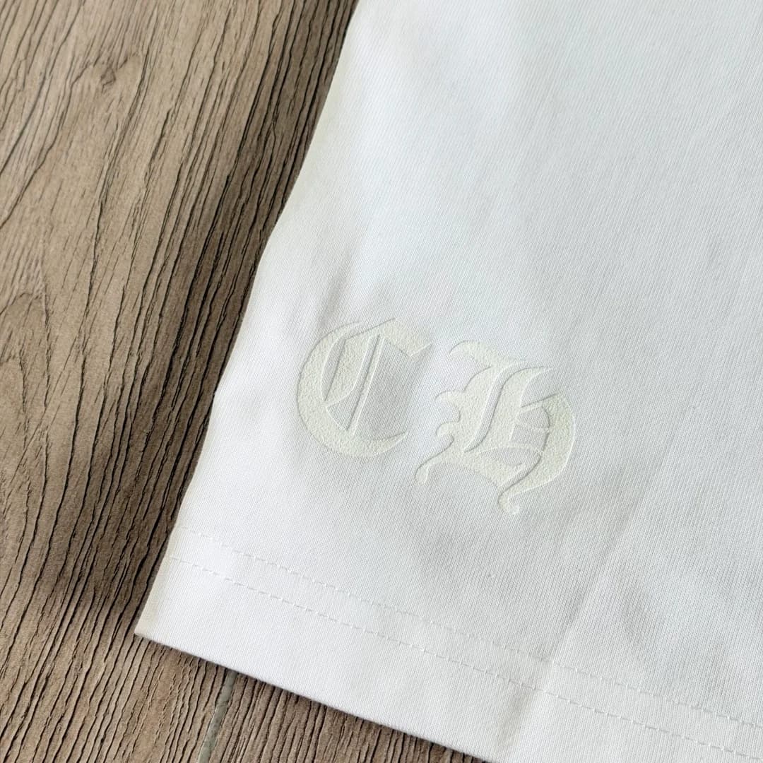 Тисненый логотип CH на белой футболке Chrome Hearts CH23SS