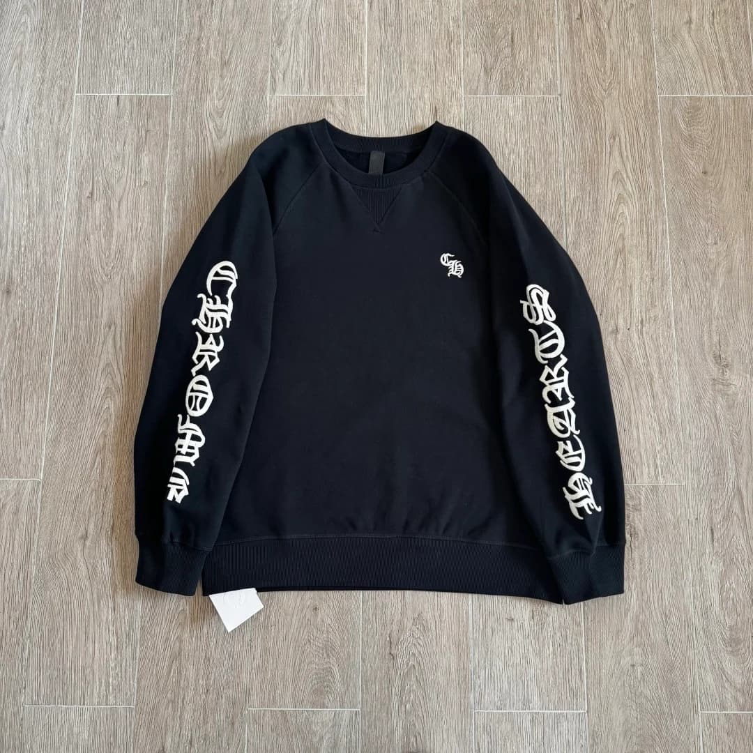 Черный свитшот Chrome Hearts с вышивкой на рукавах, вид спереди