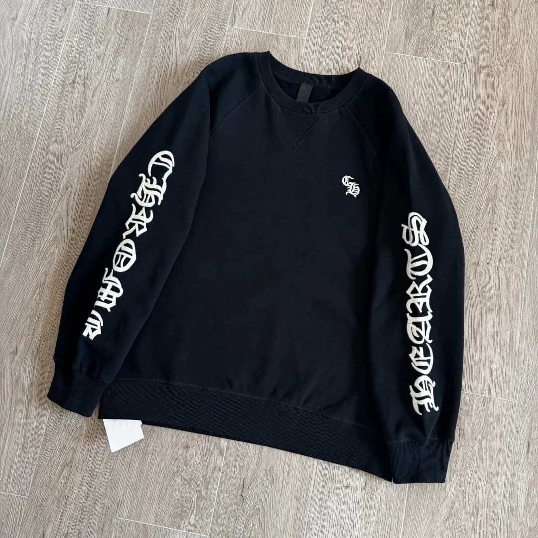 Черный свитшот Chrome Hearts с вышивкой на рукавах под углом