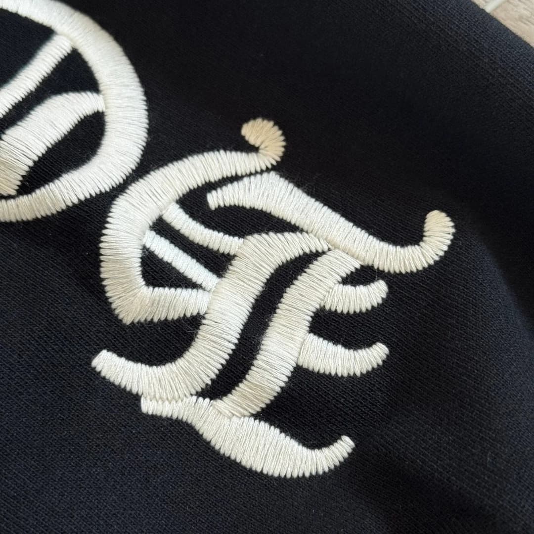 Деталь вышивки на свитшоте Chrome Hearts