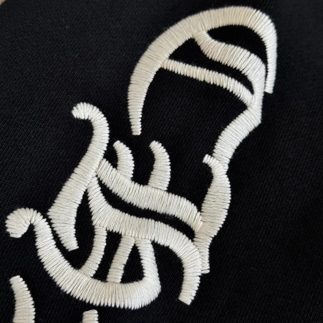 Деталь вышивки на рукаве свитшота Chrome Hearts