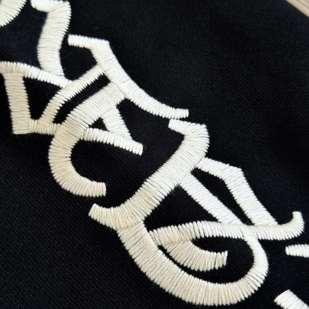 Деталь вышивки свитшота Chrome Hearts