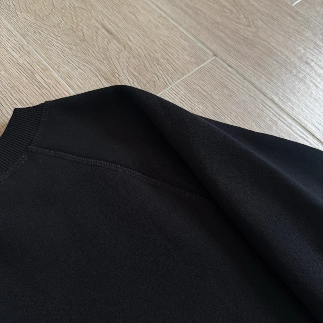 Плечевой шов свитшота Chrome Hearts