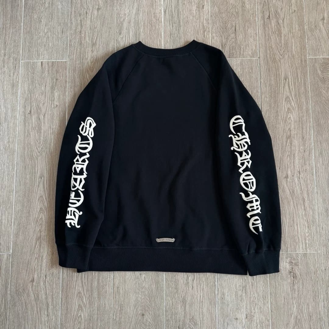 Черный свитшот Chrome Hearts с вышивкой на рукавах, вид сзади