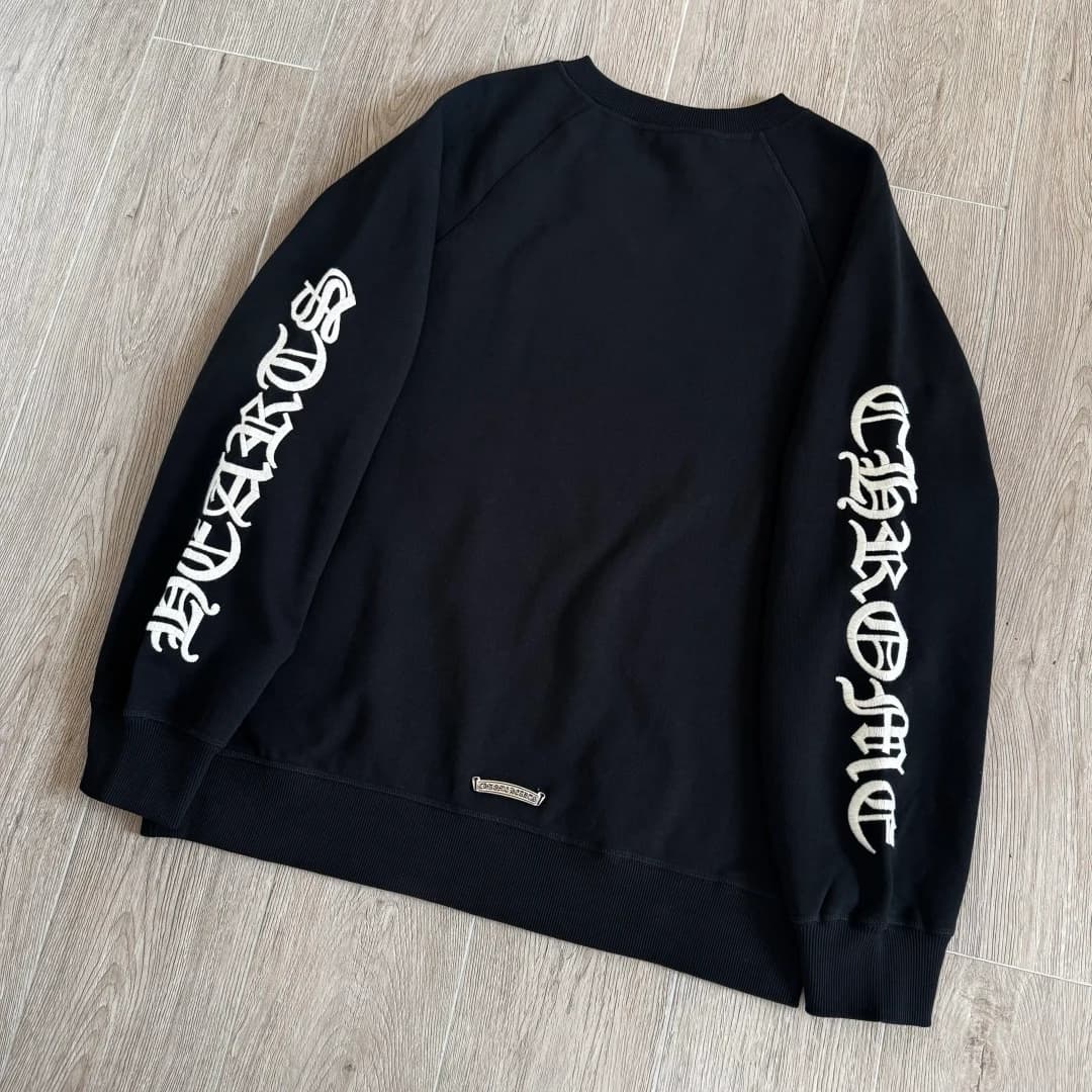 Черный свитшот Chrome Hearts с вышивкой на рукавах сзади под углом