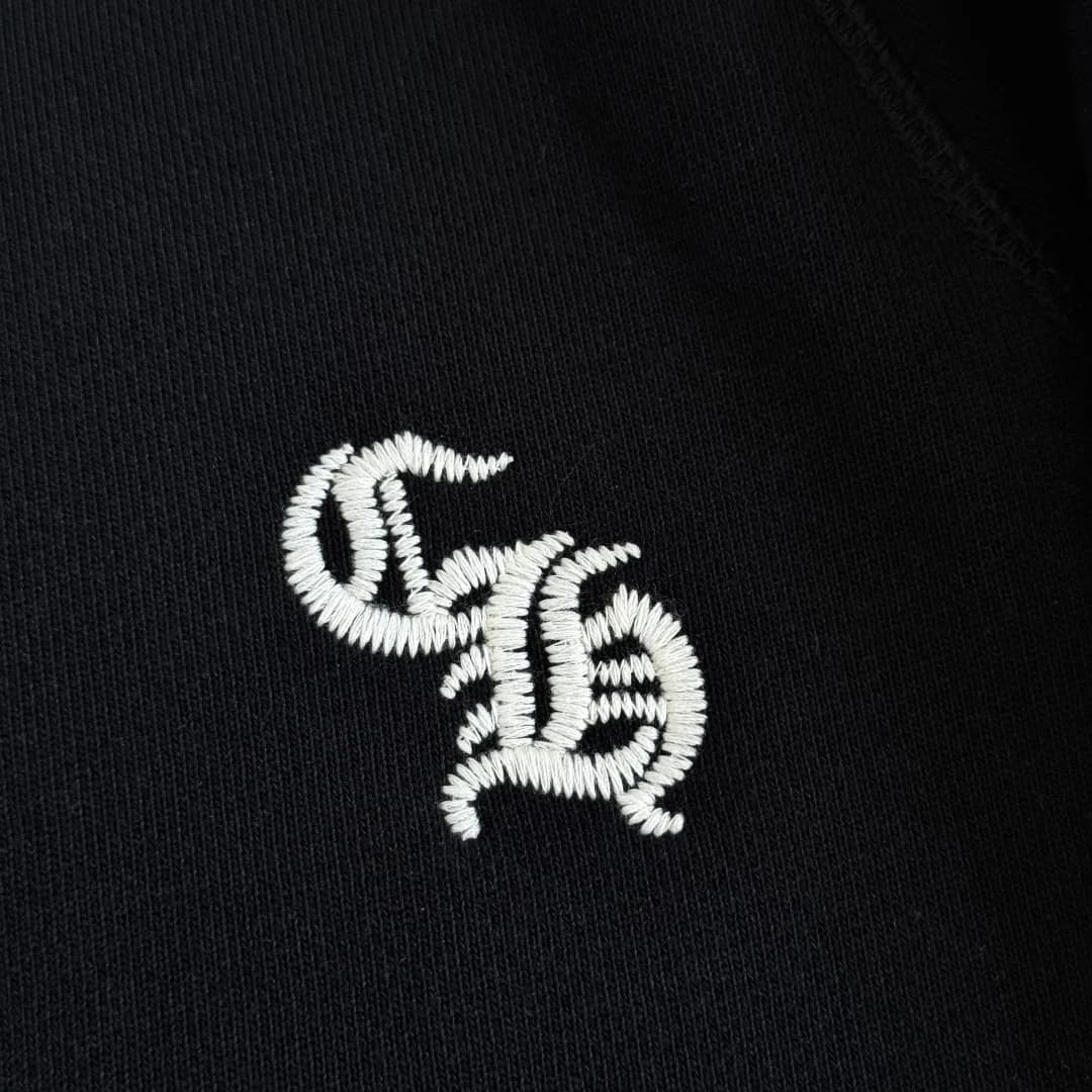 Вышитый логотип CH на груди свитшота Chrome Hearts
