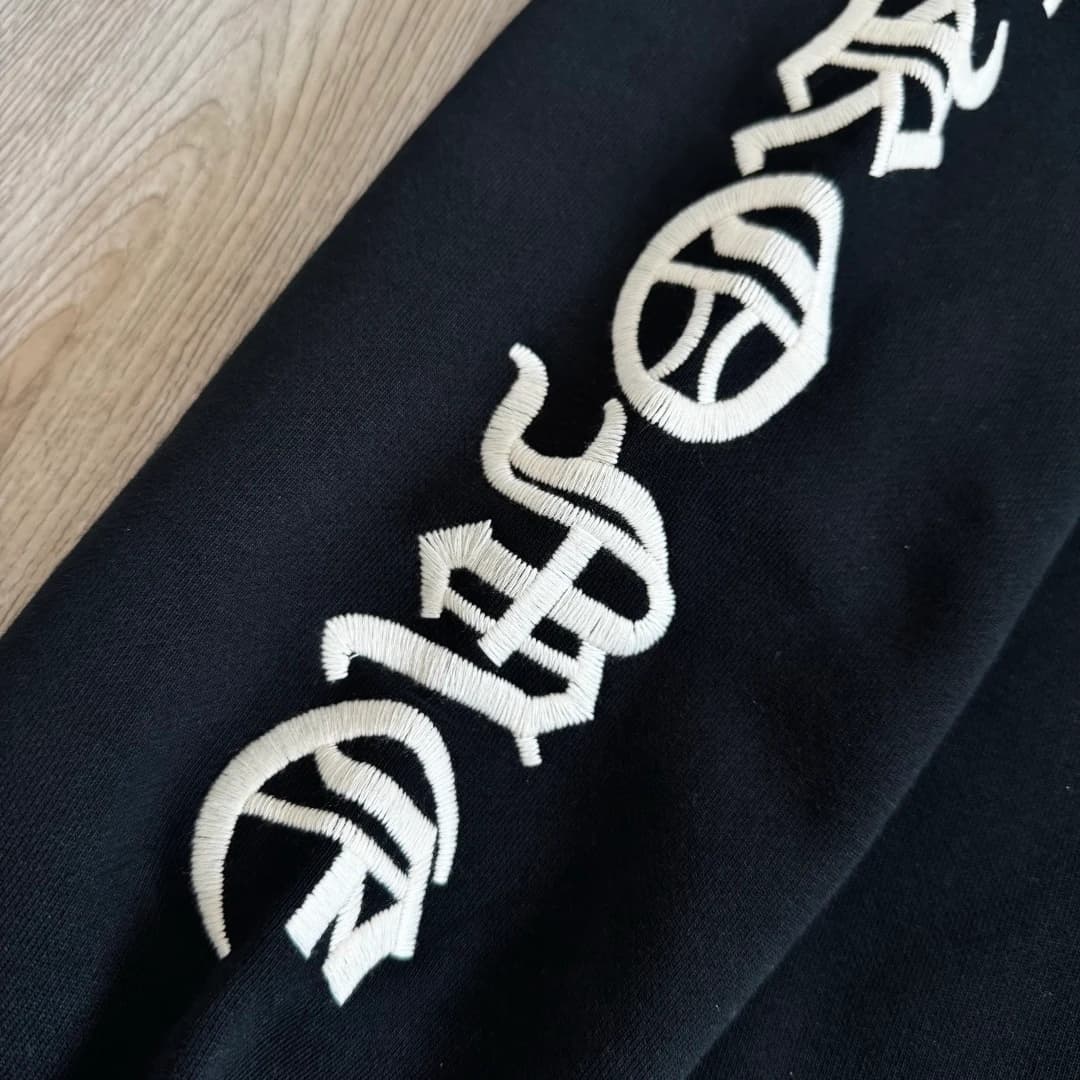 Вышивка Chrome на рукаве свитшота Chrome Hearts