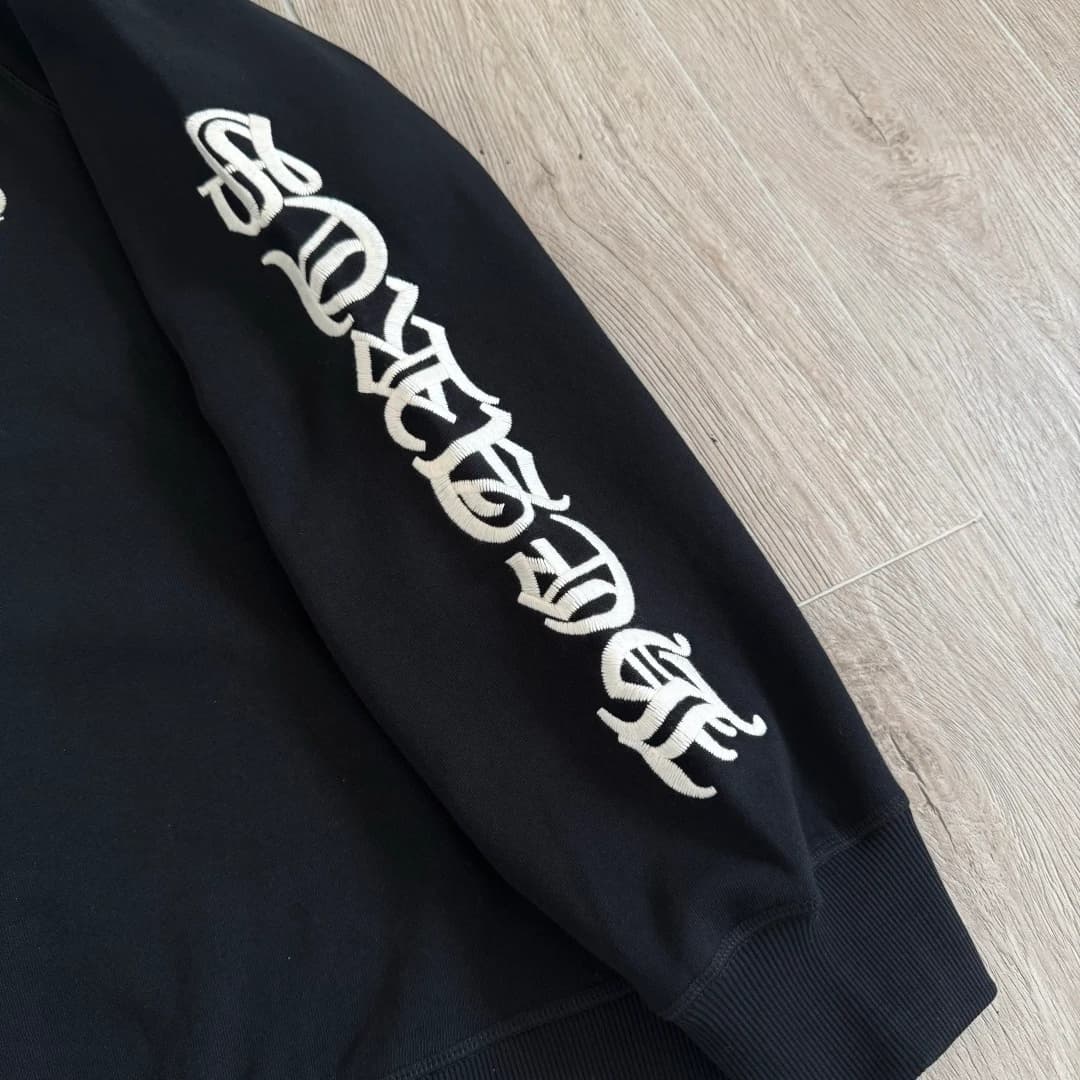 Вышивка Hearts на рукаве свитшота Chrome Hearts